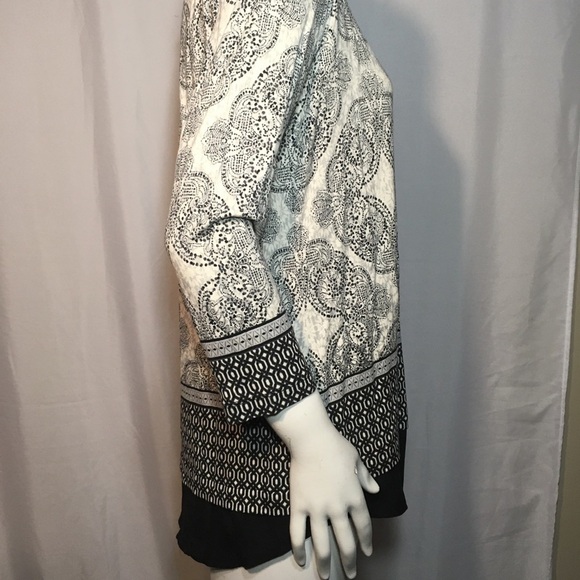 Black and white top. - Picture 4 of 7